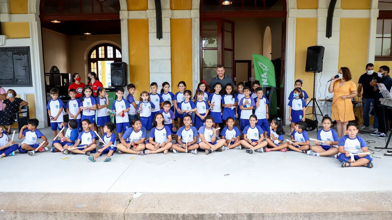 Escola Arminda de Souza Pereira faz apresentação de natal na Estação Ferroviária
