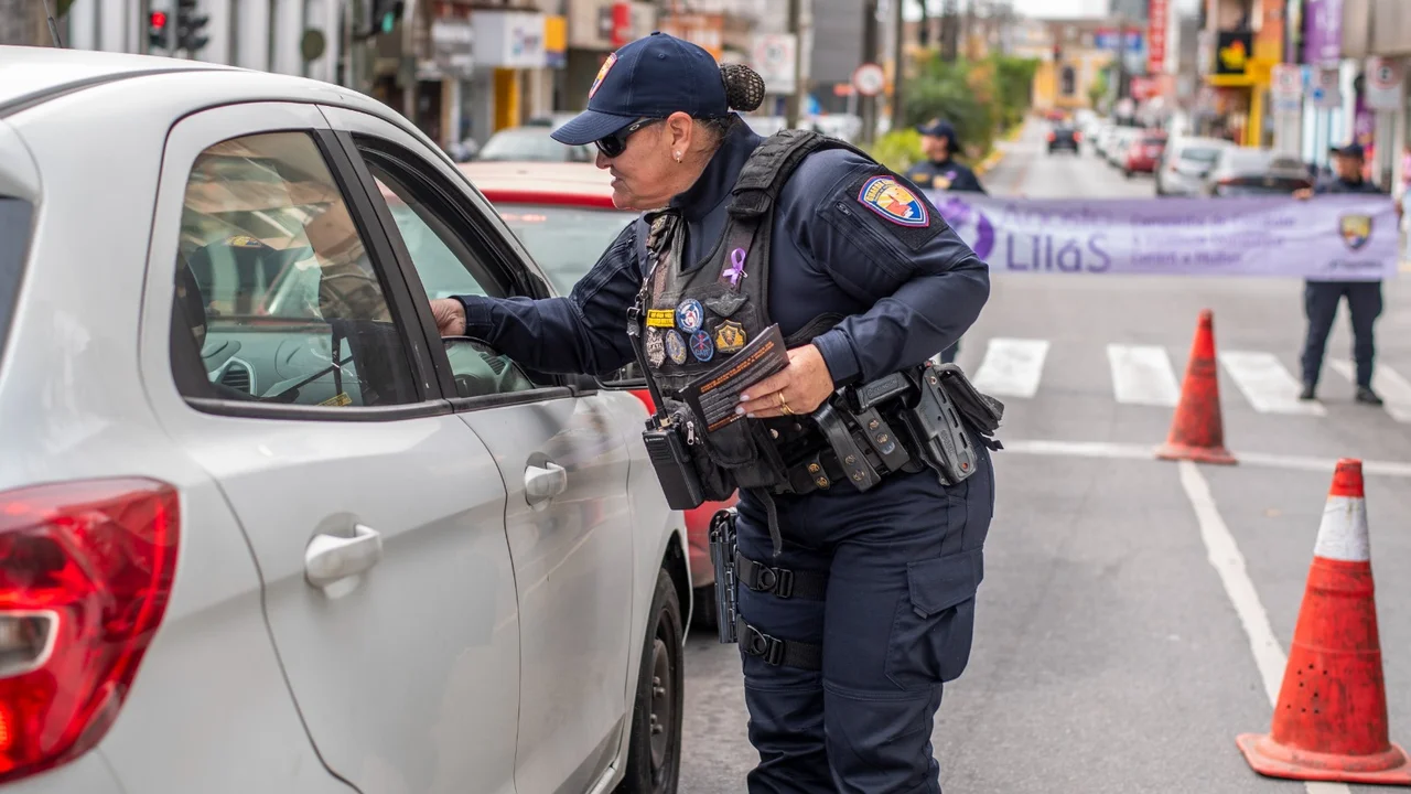 Blitz educativa abre o “Agosto Lilás” com ação contra violência doméstica em Paranaguá