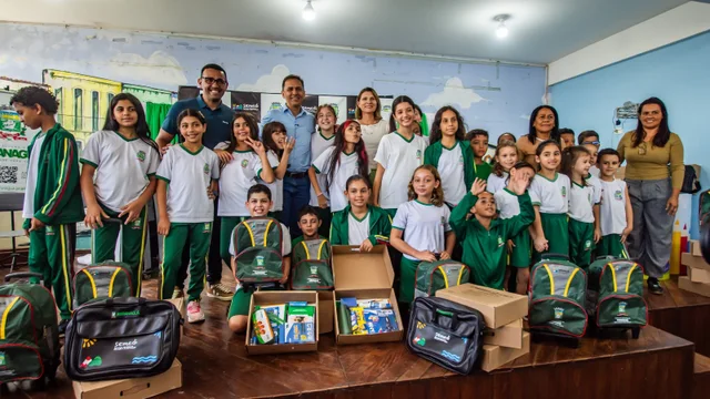 Prefeitura de Paranaguá entrega kits escolares e anuncia investimentos de R$ 6,7 milhões na educação