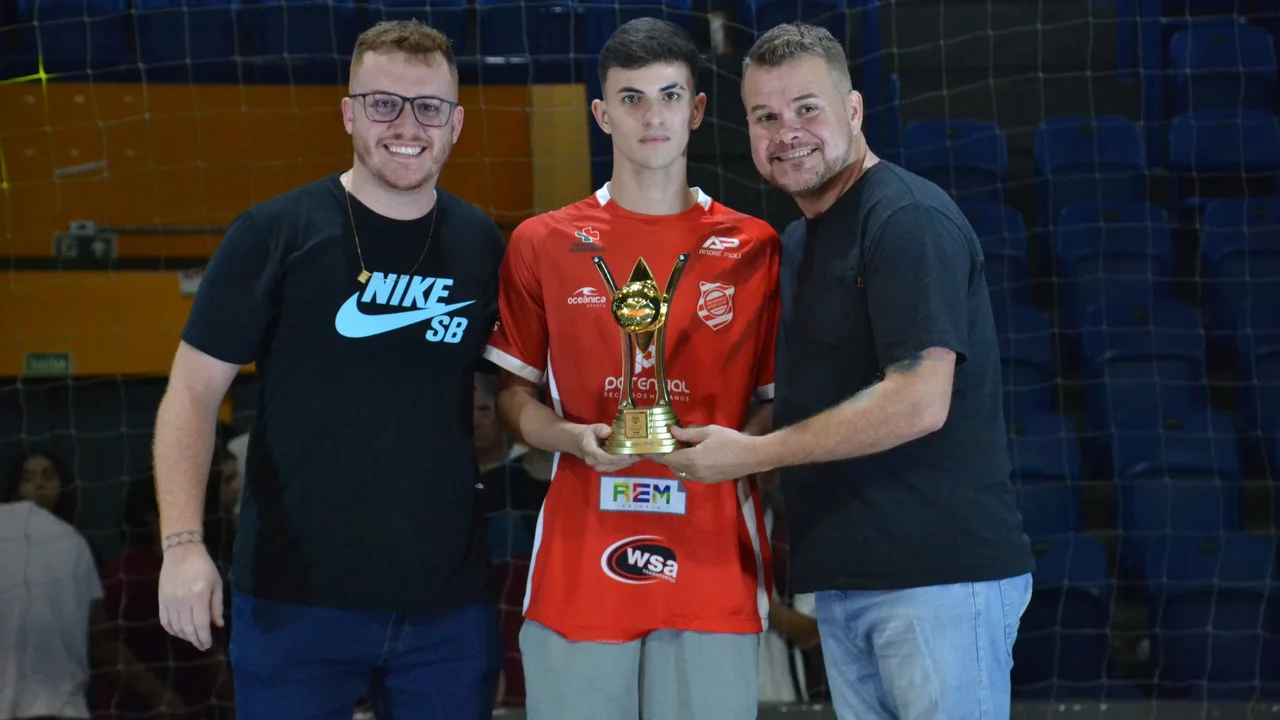 Representando Paranaguá e o Brasil na Copa Mundo do Futsal Sub-21 - Etapa Mundial, Gustavinho, recebe o título de artilheiro da competição