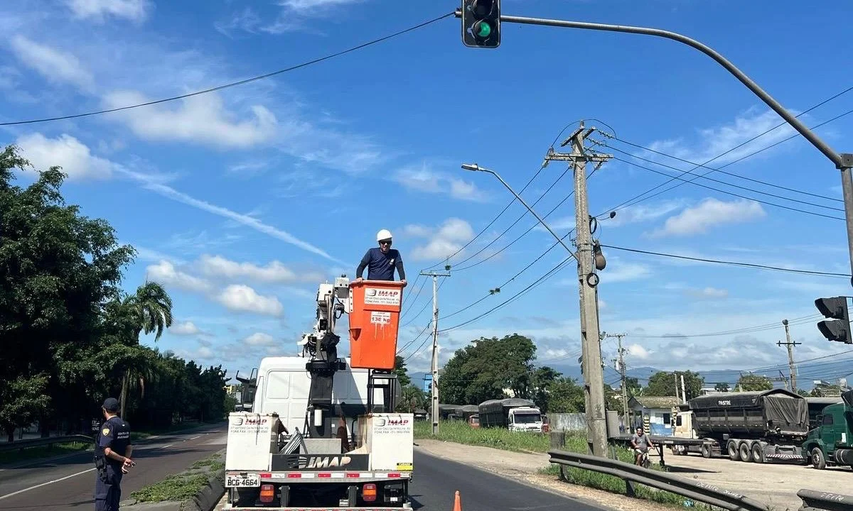 Semáforos recebem reparos e seguem em pleno funcionamento em Paranaguá