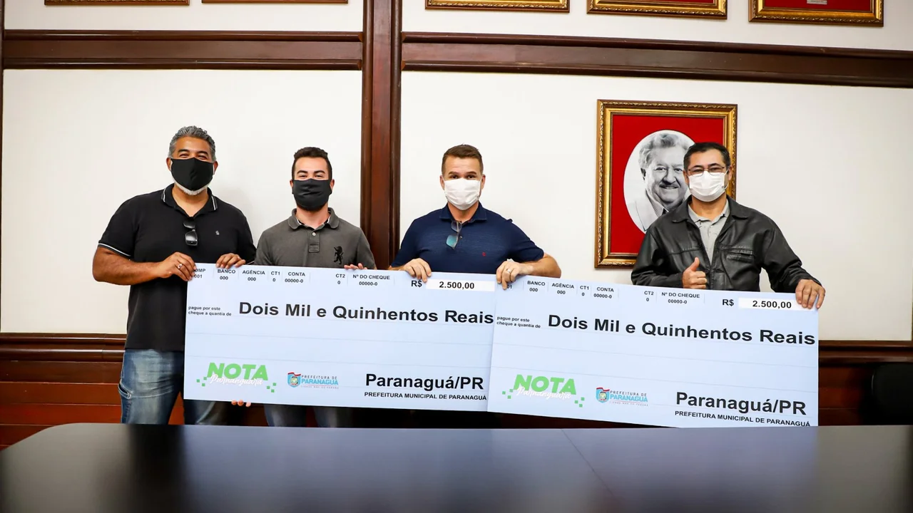 Motorista e servidor público recebem cheques do Nota Parnanguara