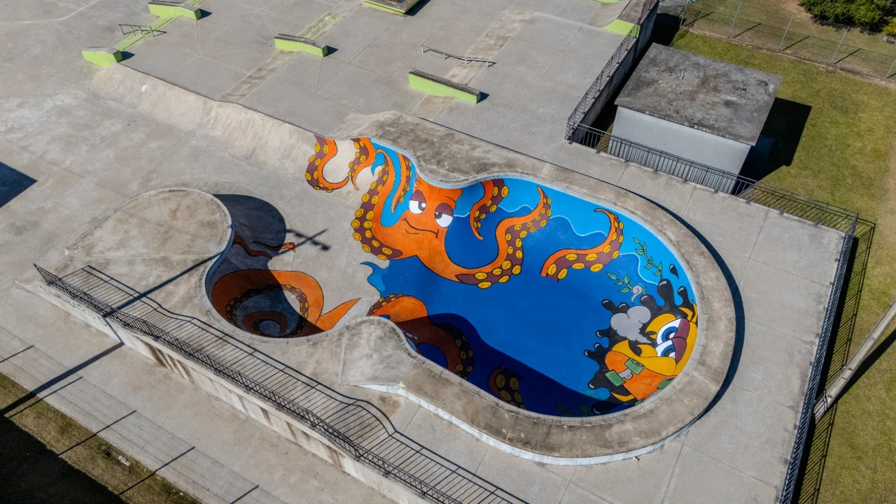 Pista de skate no Aeroparque recebe pintura pelo Paranaguá Mais Cores