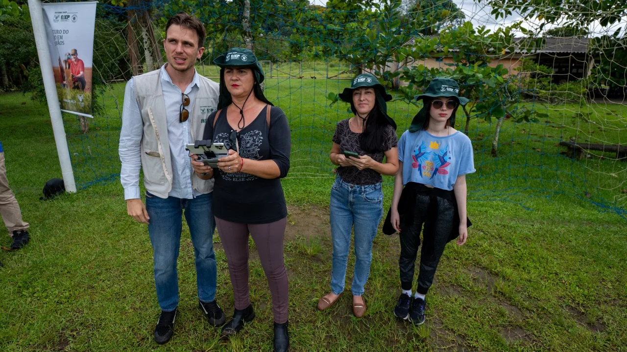 Tecnologia que transforma: mulheres ganham espaço em curso gratuito de operador de drone em Paranaguá