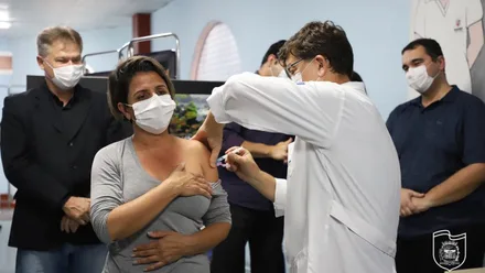 No Hospital Regional do Litoral foram vacinados a fisioterapeuta Jane Rodrigues Nogueira, a enfermeira Susan Kelly da Silva, a técnica em enfermagem Eloina Buenos e o enfermeiro Felipe Borba