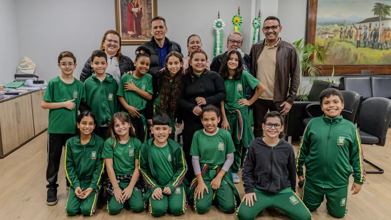 Alunos da Escola Municipal Aníbal Ribeiro Filho visitam a Prefeitura de Paranaguá