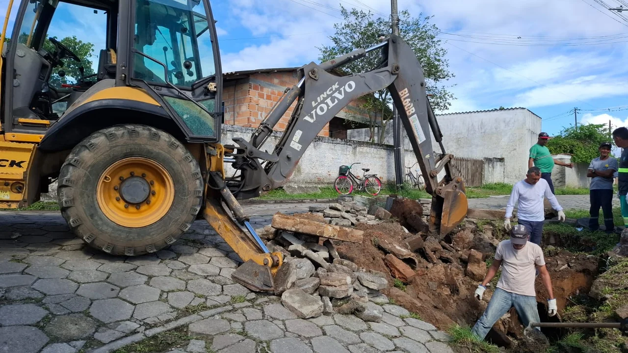 Equipe da secretaria de Obras fecha cratera que se abriu com as chuvas na Ilha dos Valadares