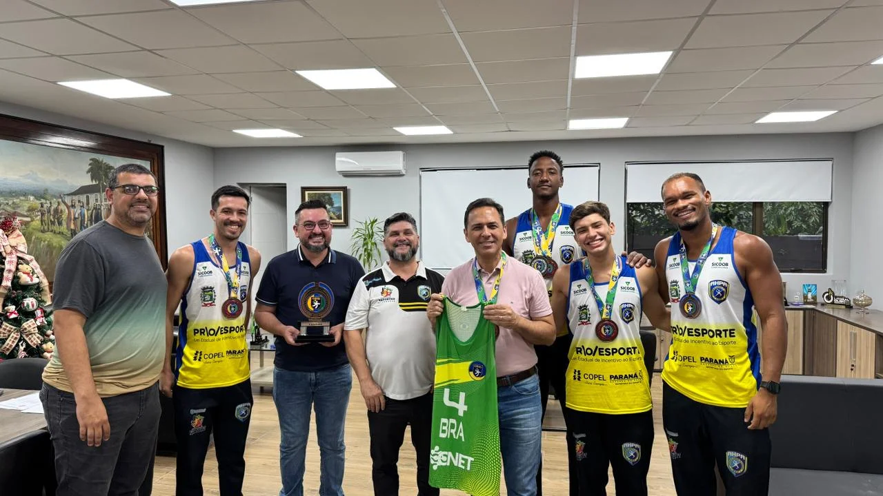 Prefeito Adriano Ramos recebe atletas da Associação de Handebol de Paranaguá e reforça apoio à modalidade