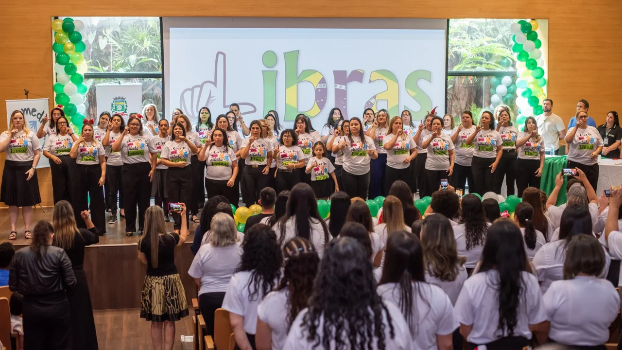 Formatura de Libras reforça compromisso de Paranaguá com a inclusão e a qualificação dos profissionais da Rede Municipal