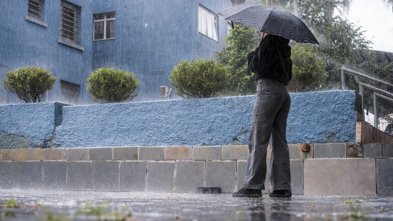 Paranaguá registra mais de 163 mm de chuva no fim de semana e equipes municipais atuam para minimizar impactos