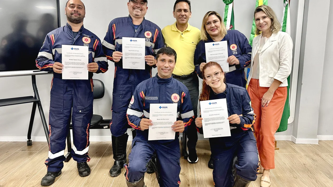 Equipe do SAMU que auxiliou em parto dentro de embarcação é homenageada pelo prefeito Adriano Ramos