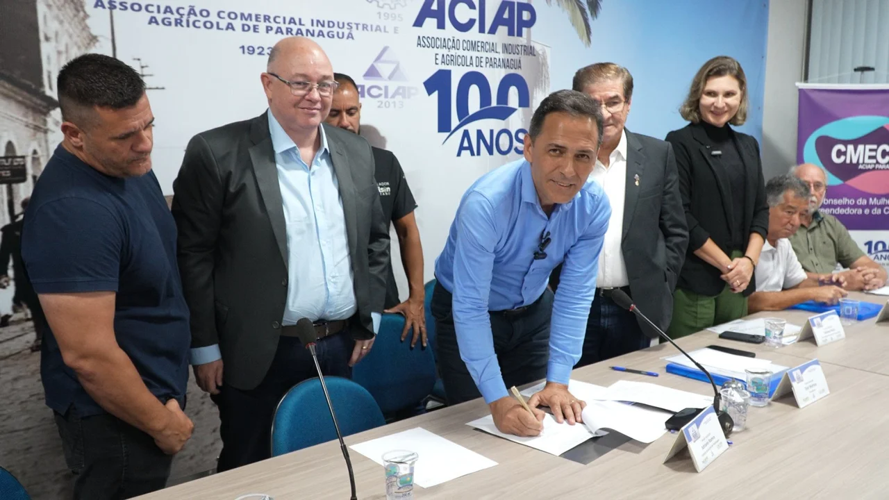 Prefeito e vice anunciam leis que destravam desenvolvimento de Paranaguá