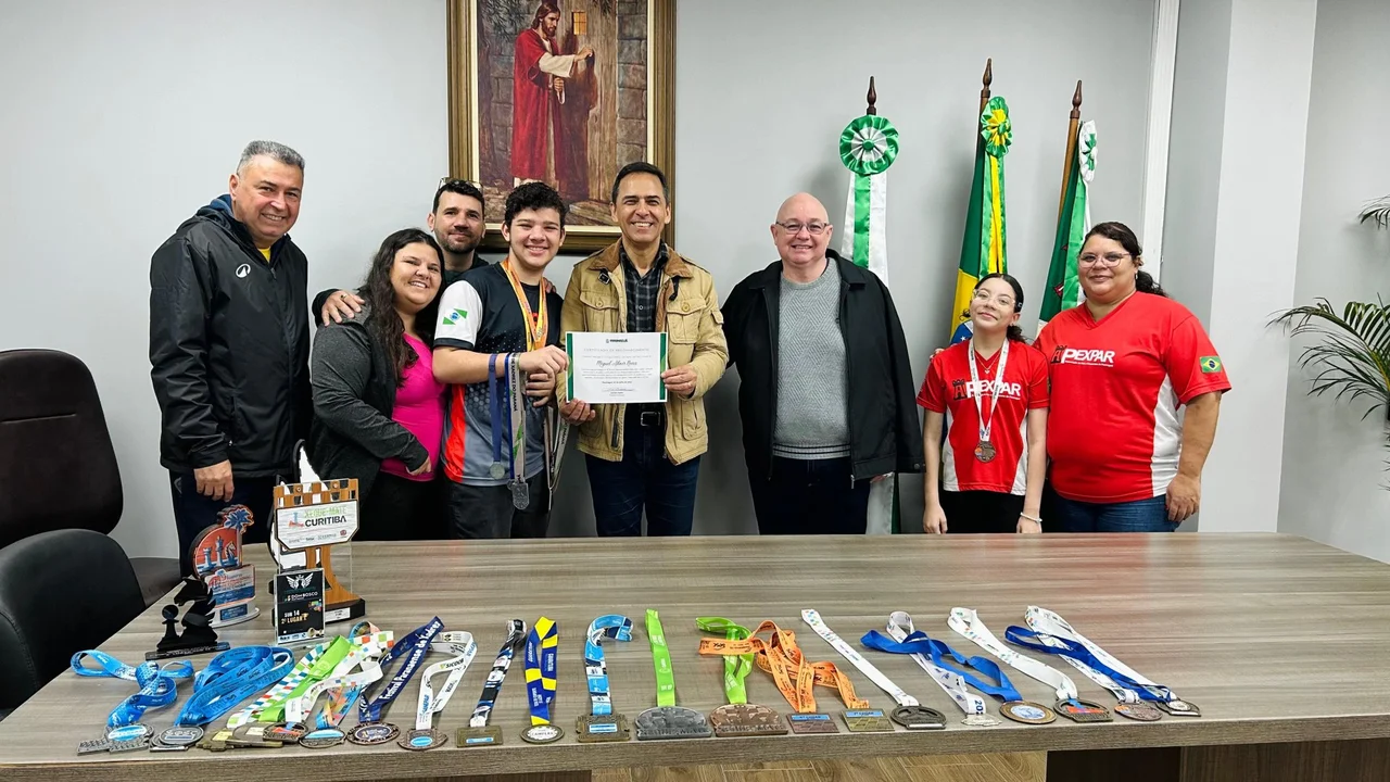 Aos 15 anos, enxadrista de Paranaguá é homenageado pelo prefeito Adriano Ramos após destaque em torneio internacional