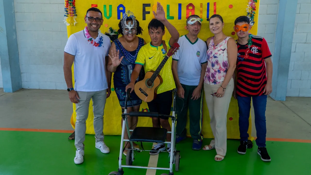 Prefeitura de Paranaguá celebra Carnaval com alunos da Escola Municipal Eva Cavani
