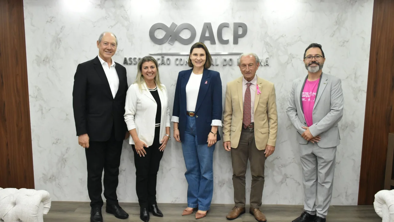 Prefeitura de Paranaguá reforça prevenção do câncer de mama com palestra da vice-prefeita Fabiana Parro em evento do Outubro Rosa