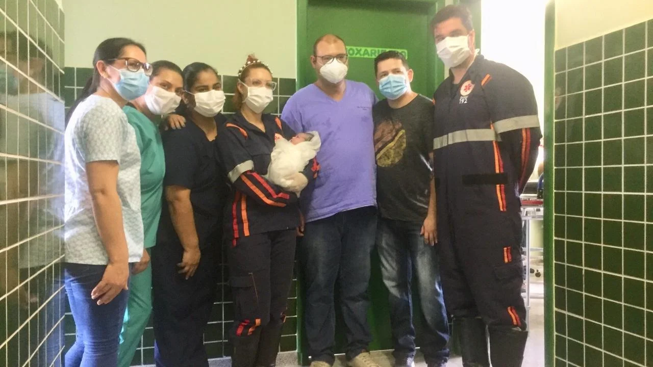 Bebê nasce durante consulta e emociona equipe de saúde
