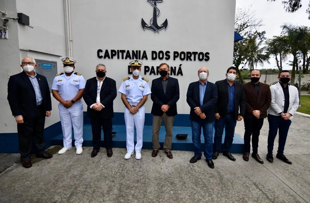 Senador Alvaro Dias visita a Capitania dos Portos do Paraná