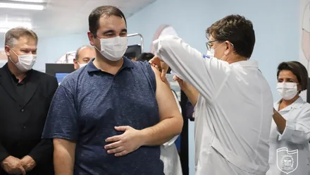 No Hospital Regional do Litoral foram vacinados a fisioterapeuta Jane Rodrigues Nogueira, a enfermeira Susan Kelly da Silva, a técnica em enfermagem Eloina Buenos e o enfermeiro Felipe Borba