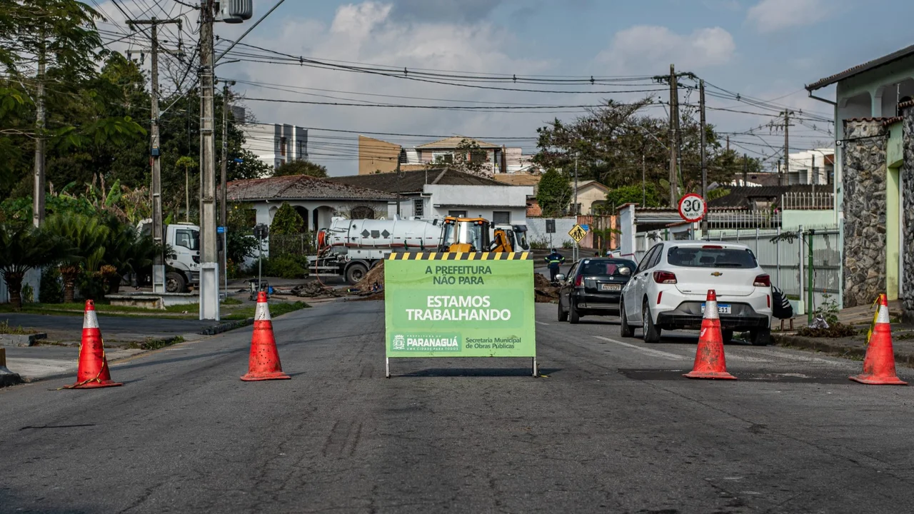 Prefeitura de Paranaguá realiza intervenção na Rua Balduína de Andrade Lobo para prevenir futuros alagamentos