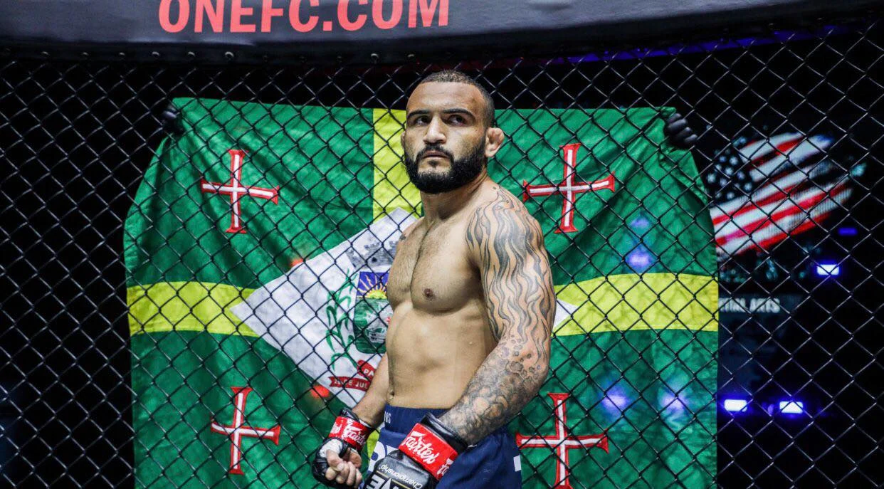 Valendo o cinturão do peso-galo, John Lineker enfrenta Fabrício de Andrade nesta sexta-feira, 24