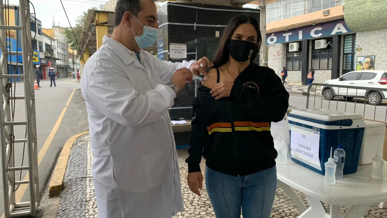 Pessoas com 21 anos ou mais podem se vacinar contra a Covid-19