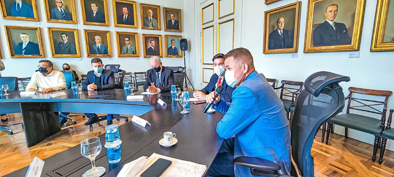 Prefeitos discutem demandas aos municípios litorâneos com Governo do Estado