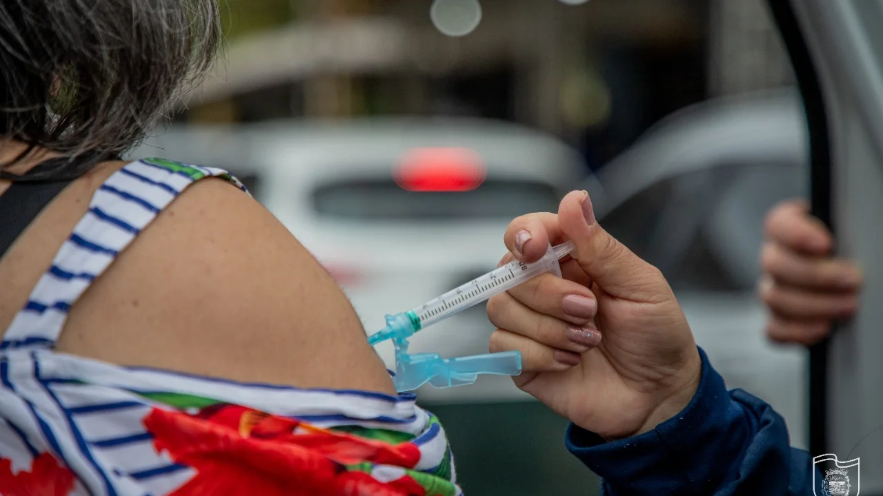 Pessoas com 21 anos ou mais podem se vacinar contra a Covid-19