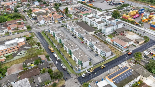 Asfalto a quente chega ao Jardim Guaraituba e melhora mobilidade em quatro ruas de Paranaguá