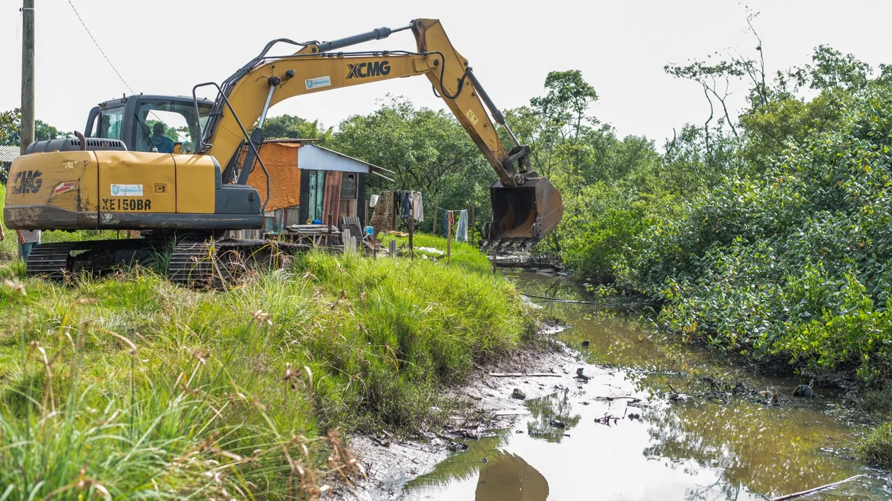 Prefeitura intensifica limpeza de canais na Ilha dos Valadares para prevenir alagamentos