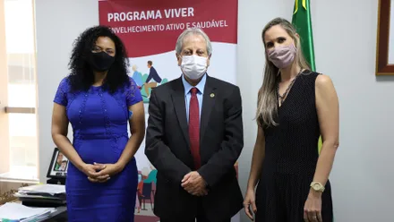 Secretário Nacional de Promoção e Direitos à Pessoa Idosa, Antônio Costa, secretária municipal de Assistência Social, Gisele Cristina da Silva, e assistente social, Janaína Arantes