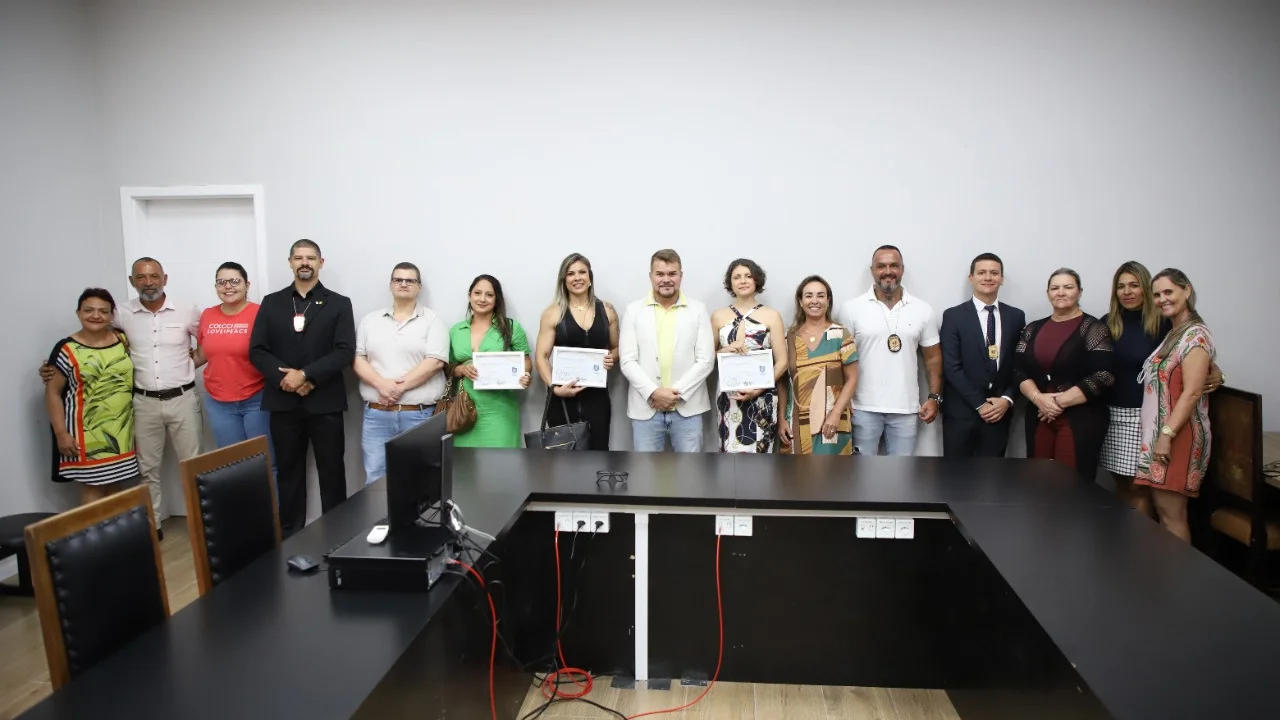 Prefeito Marcelo Roque entrega menção honrosa para delegada e equipe