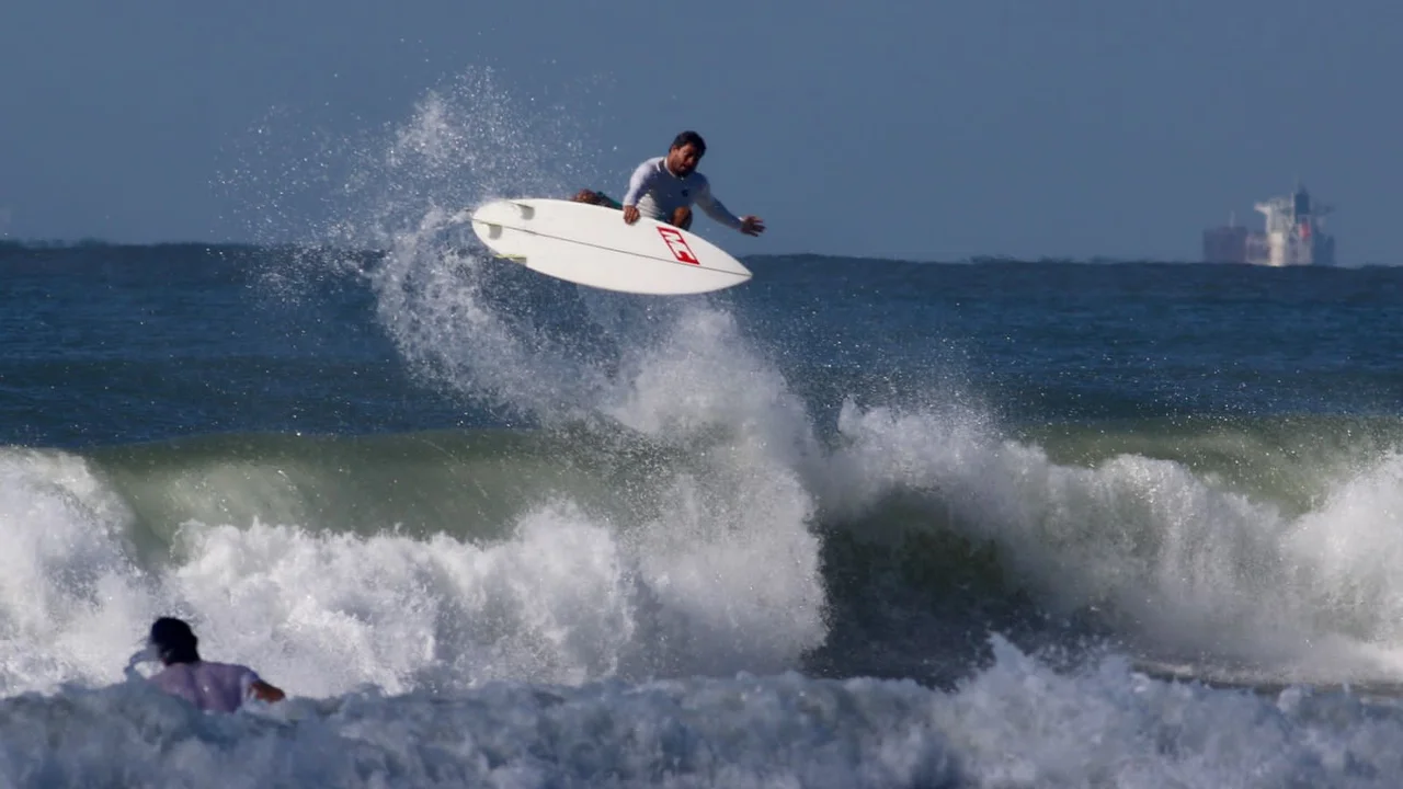 Ilha do Mel recebe etapa do Paranaense de Surf