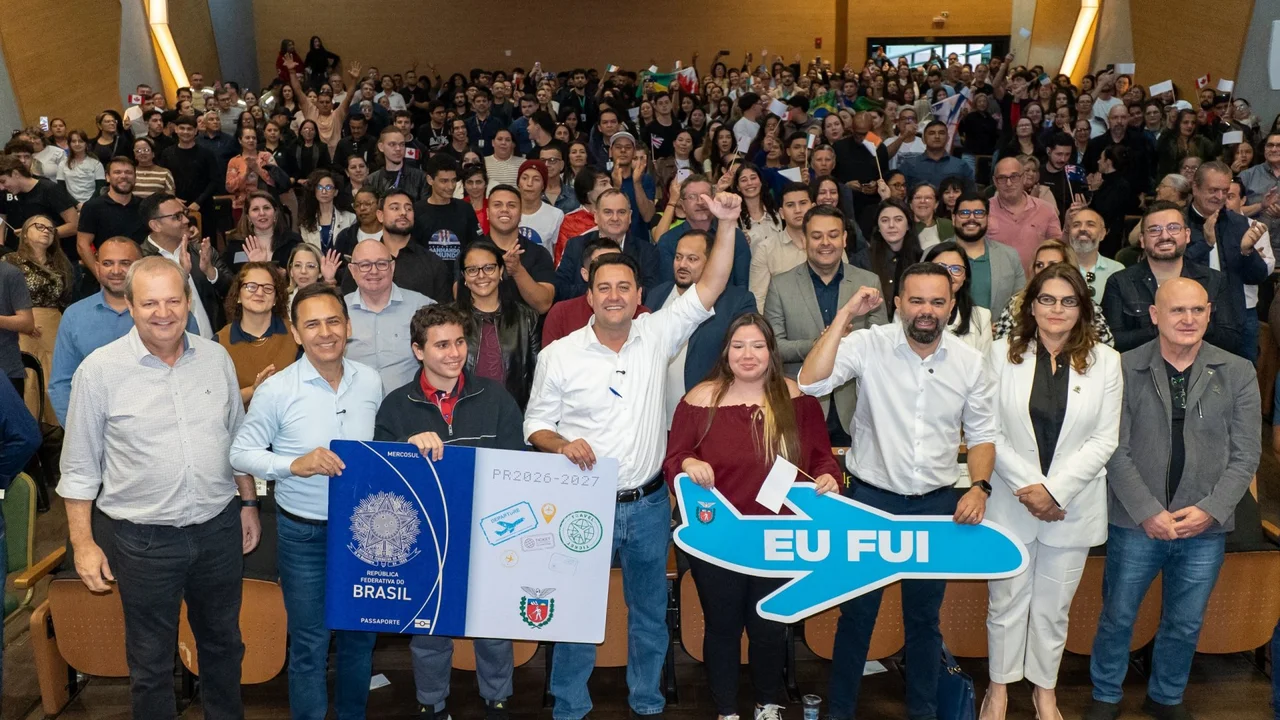 Paranaguá recebe cerimônia do Programa Ganhando o Mundo com a presença do governador e autoridades