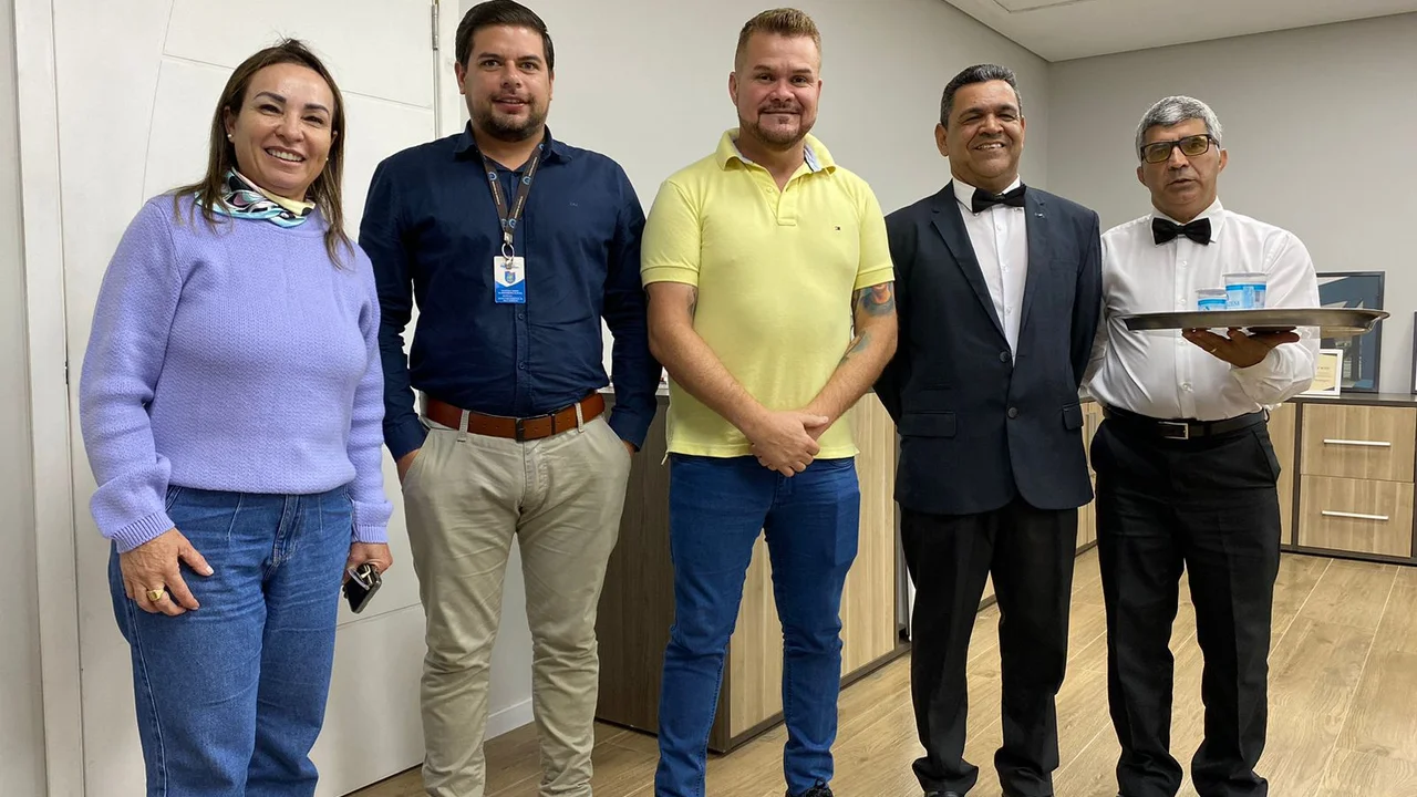 Prefeito recebe garçons e estudante em data comemorativa