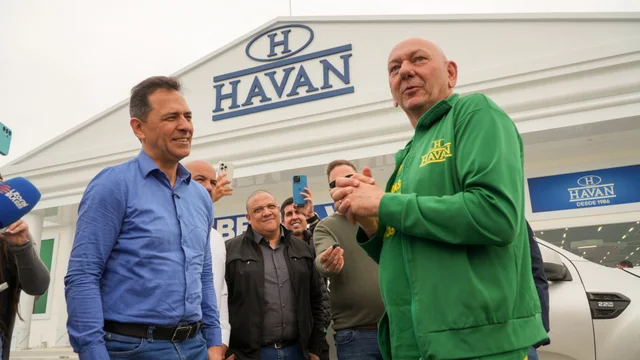 Prefeito Adriano Ramos acompanha etapa final de empreendimento ao lado do empresário Luciano Hang