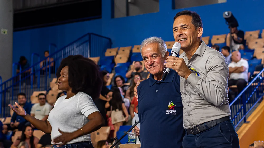 Jogos Escolares 2025 de Paranaguá são abertos com arena lotada e retorno da tocha olímpica