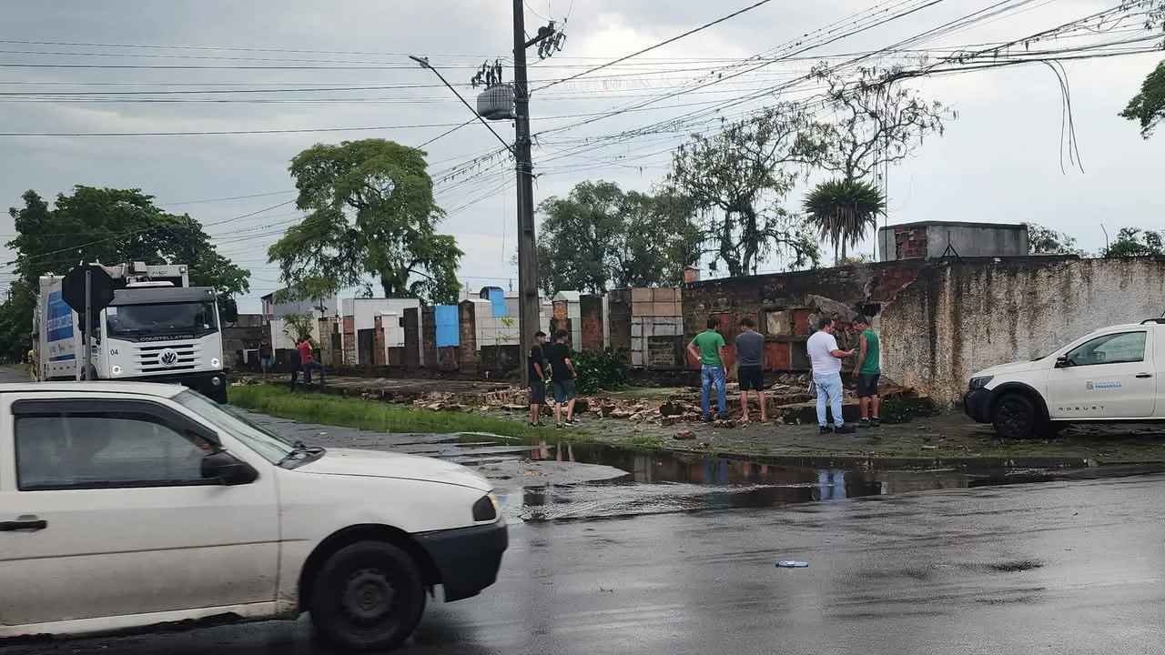 Chuvas fortes provocam queda de parte do muro de Cemitério