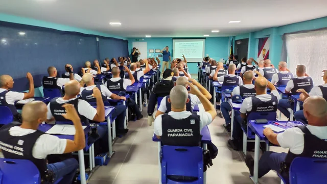 Novos guardas municipais de Paranaguá recebem instruções em Libras durante formação inédita