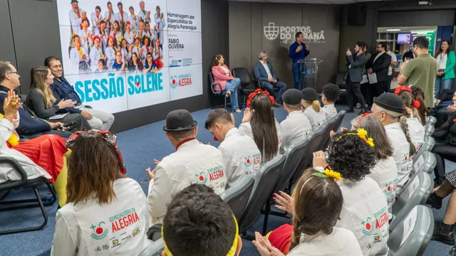 Prefeito Adriano Ramos prestigia homenagem aos Especialistas da Alegria em sessão solene da ALEP em Paranaguá