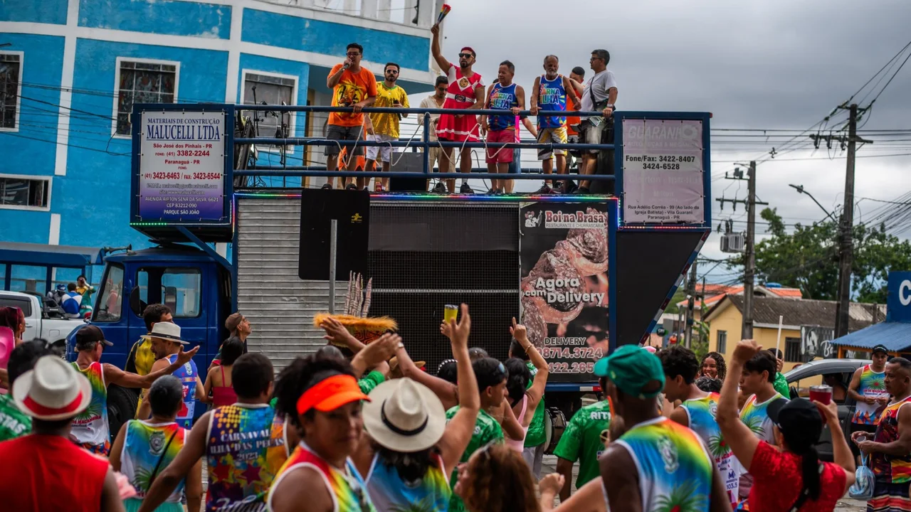 Carnailha reúne foliões na Ilha dos Valadares e mantém tradição do Carnaval em Paranaguá