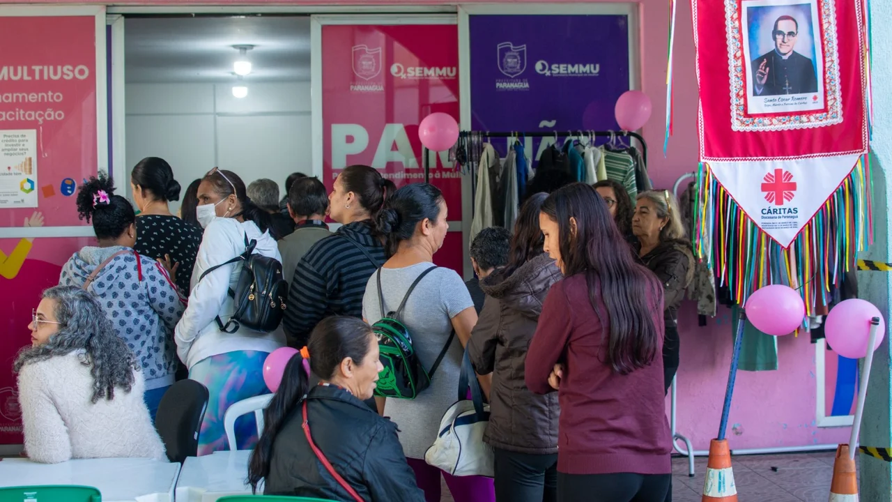 Ação da Semmu distribui mais de 400 peças de roupas e calçados em Varal Comunitário