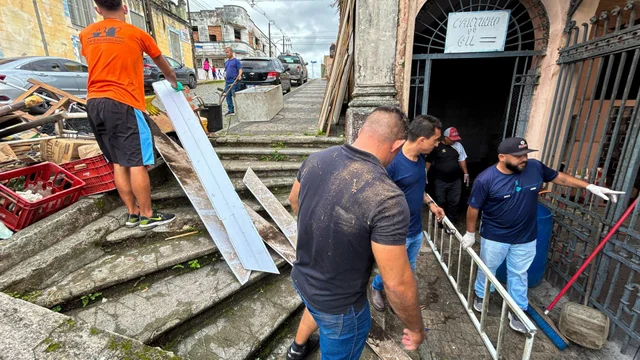 Prefeitura realiza trabalho de limpeza e higienização em box desativado no Mercado do Café