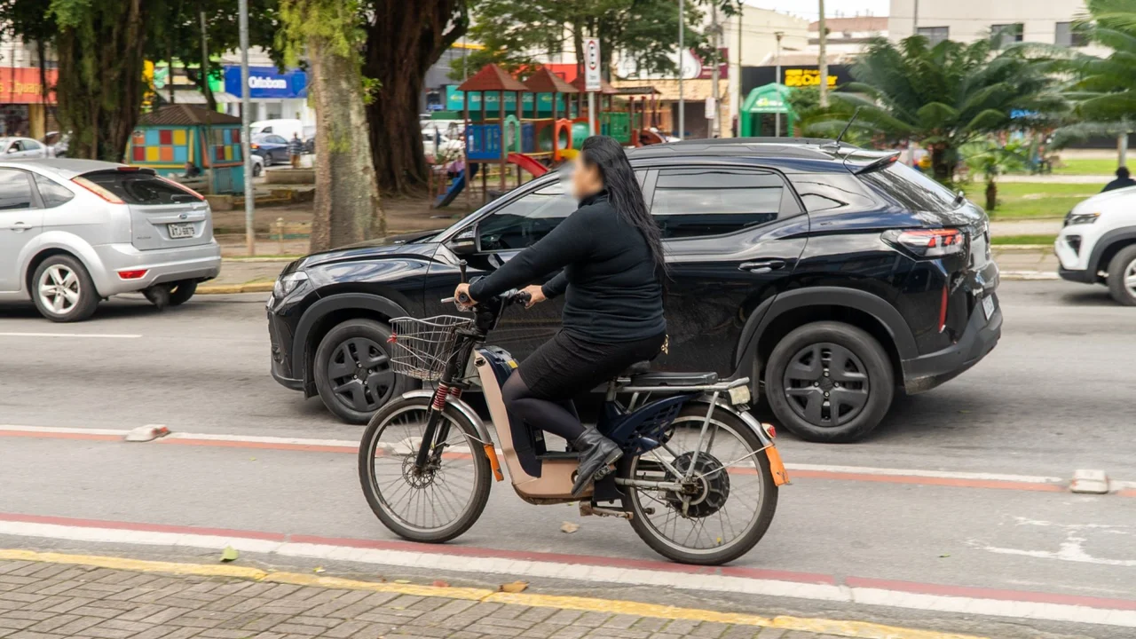Guarda Municipal esclarece regras para bicicletas elétricas, ciclomotores e veículos autopropelidos em Paranaguá