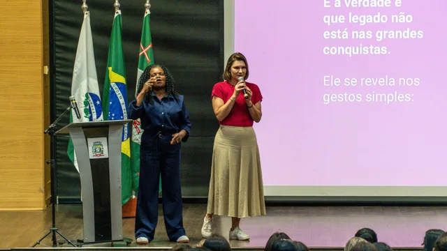 Vice-prefeita Fabiana Parro compartilha história de superação com alunos do Instituto Estadual de Educação