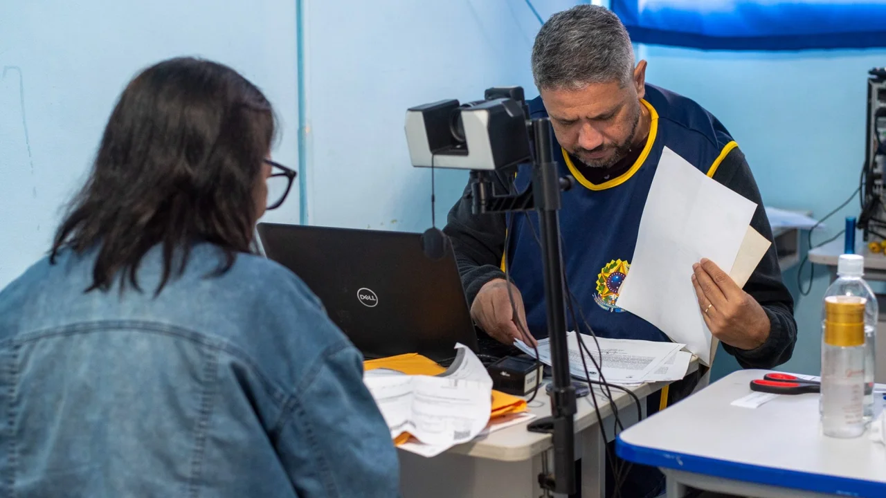 Escola Municipal Eva Tereza Amarante Cavani recebe equipe do TRE para atendimento especial