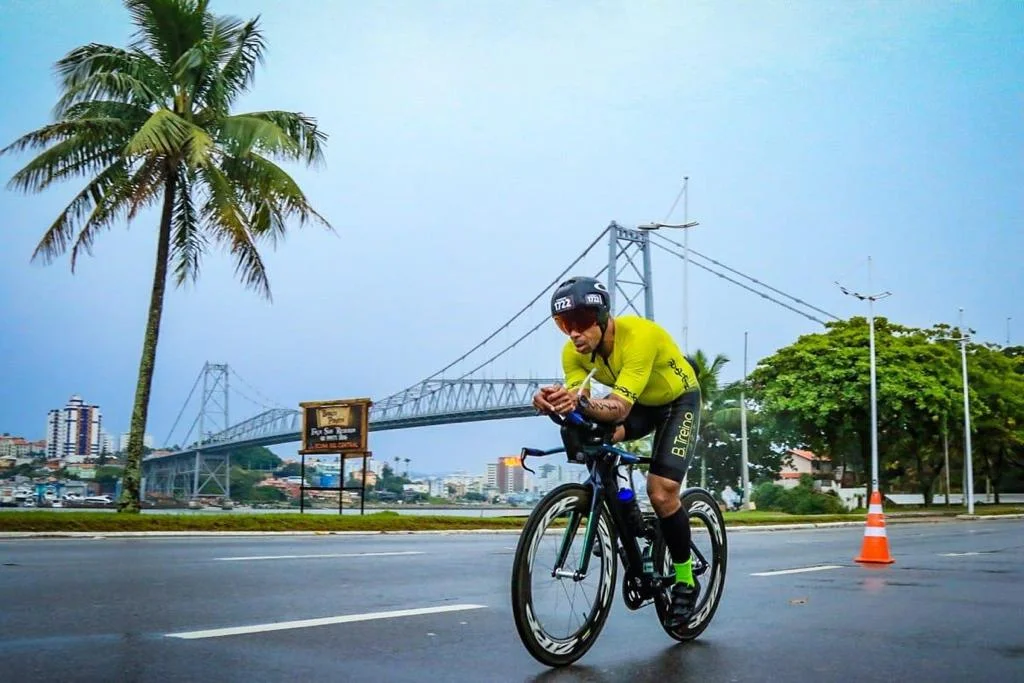 Triatleta parnanguara Sérgio Diniz completa sua 15ª participação no Ironman Brasil