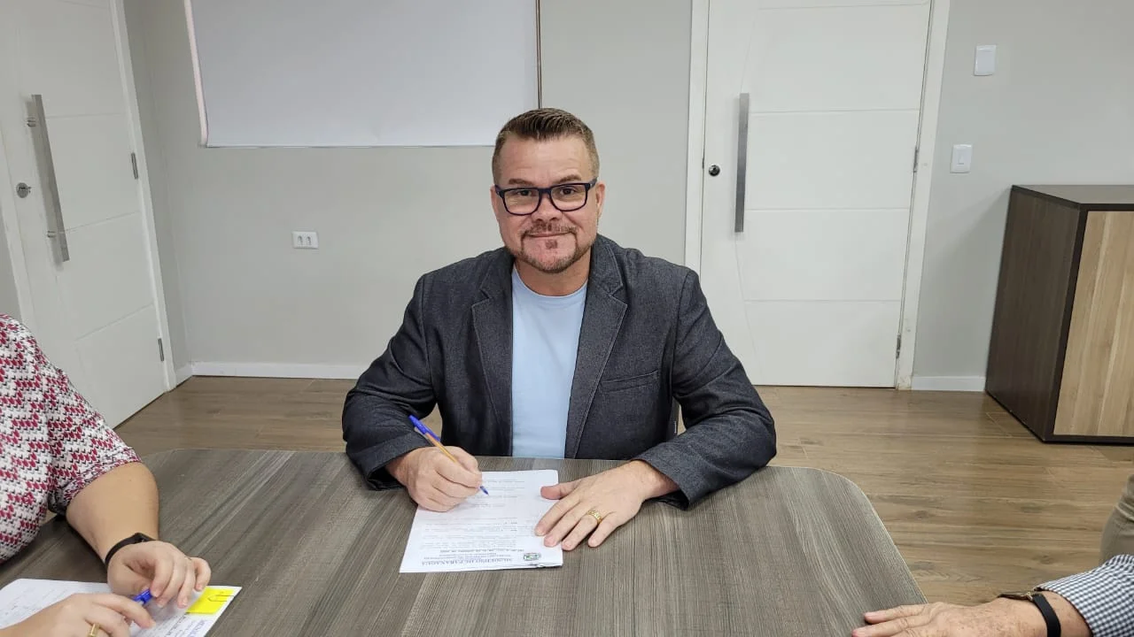 Prefeito Marcelo Roque recebe vereadores para sanção de leis municipais