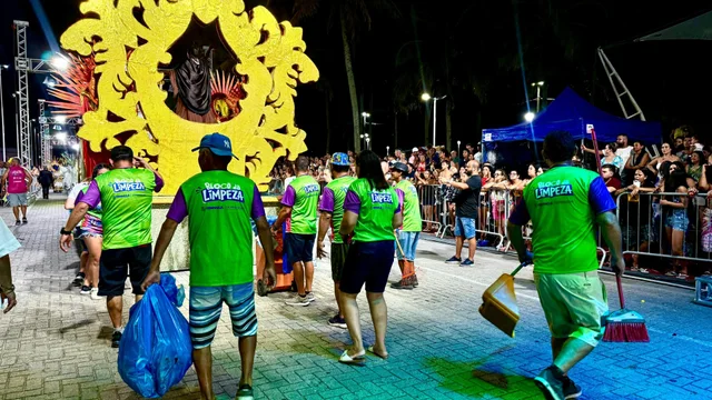 Bloco da Limpeza garante organização da avenida durante desfile das escolas de samba em Paranaguá