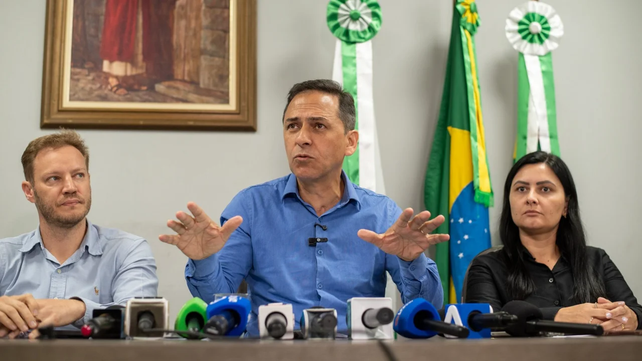 Prefeito Adriano Ramos esclarece contratos da gestão anterior com empresa investigada e pede devolução de mais de R$ 9 milhões aos cofres públicos