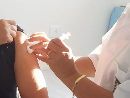 Em primeiro dia de imunização 24 crianças recebem vacina contra dengue